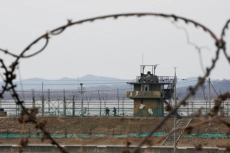 Korea 1966 Dmz Fence Barrier Dmz And Soldiers Hi Res Stock Photography