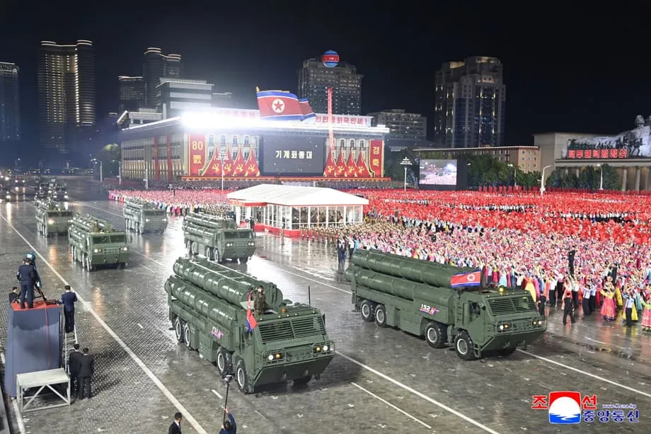 Corea del Norte lanza misiles balísticos antes de la cumbre de APEC y afirma haber probado un sistema hipersónico