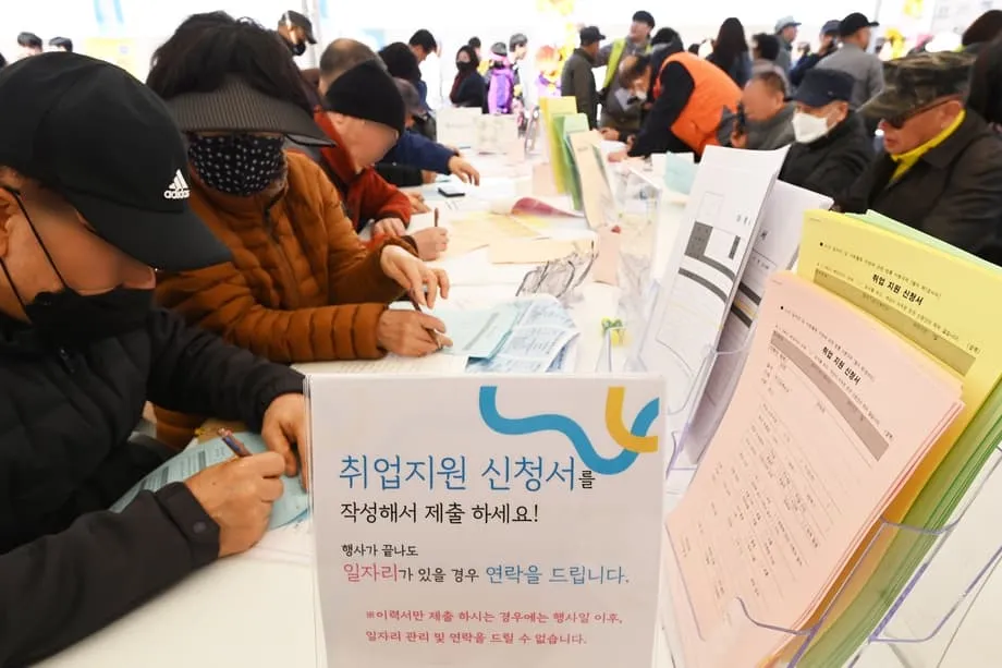 La brecha salarial en Corea del Sur alcanza un récord mientras los adultos mayores pasan a empleos de cuidado a tiempo parcial y con bajos salarios