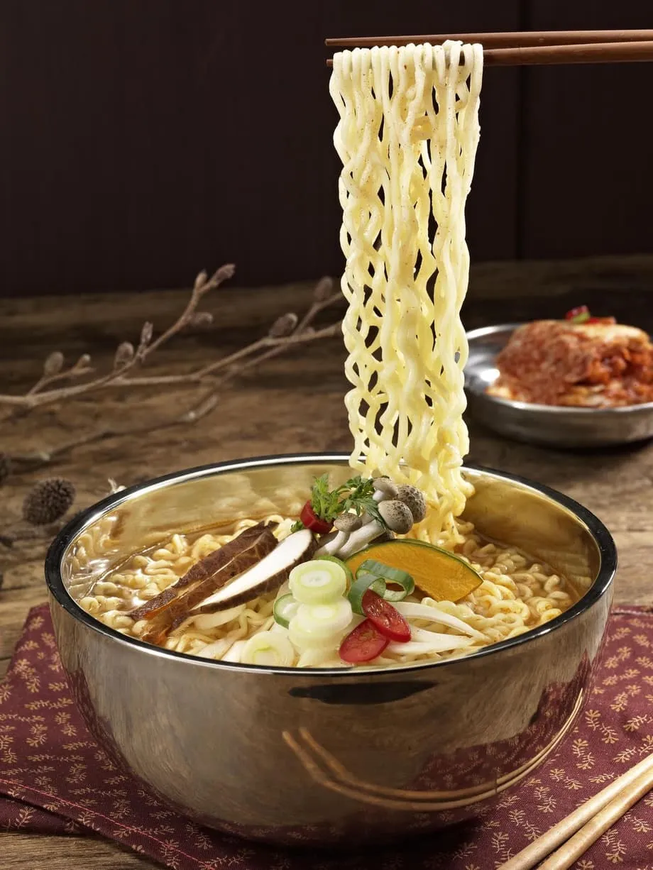 Vietnam lidera el consumo de fideos instantáneos per cápita y Corea del Sur ocupa el segundo lugar, mientras la demanda mundial alcanza un récord