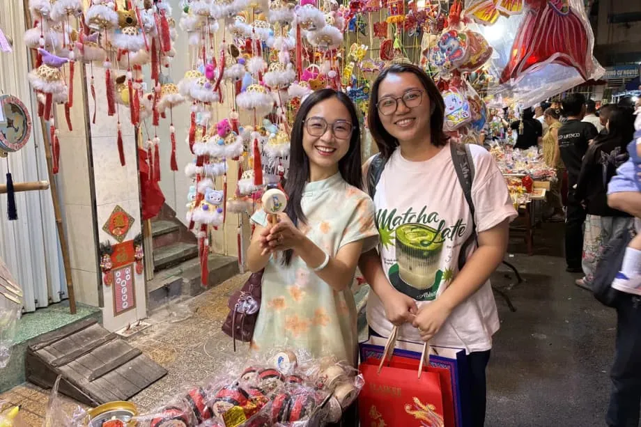 Clases en directo y dialectos en riesgo de desaparecer: cómo la generación Z de origen chino en Vietnam reivindica su identidad en internet