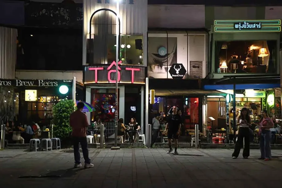 La nueva ley sobre el alcohol en Tailandia restringe los horarios de consumo e impone multas, mientras los restaurantes advierten de la confusión entre los turistas