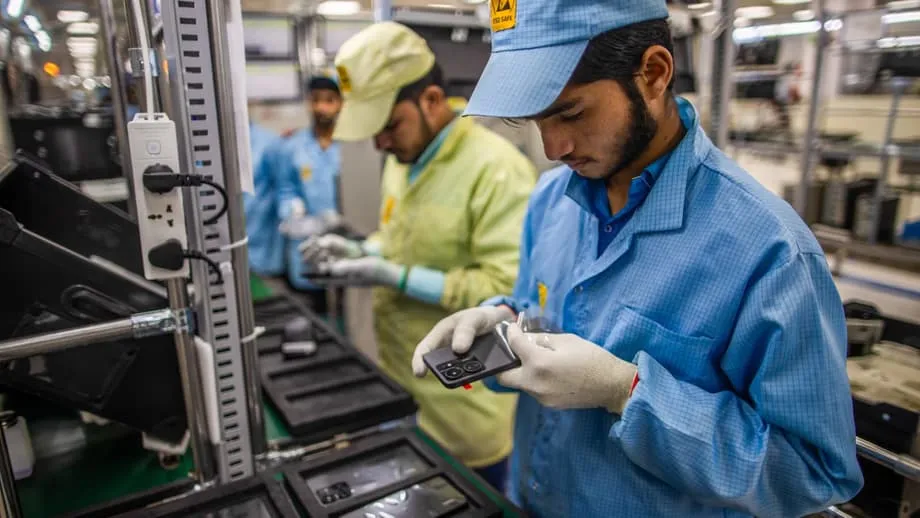 El impulso de India, de 2.700 millones de dólares, para fabricar componentes electrónicos en el país obtiene sus primeros grandes apoyos