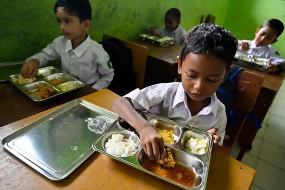 Cientos de personas enferman en Indonesia tras recibir comidas escolares gratuitas
