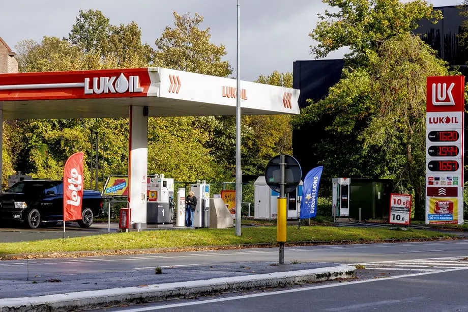 Lukoil acuerda vender sus activos internacionales a Gunvor tras nuevas sanciones de Estados Unidos