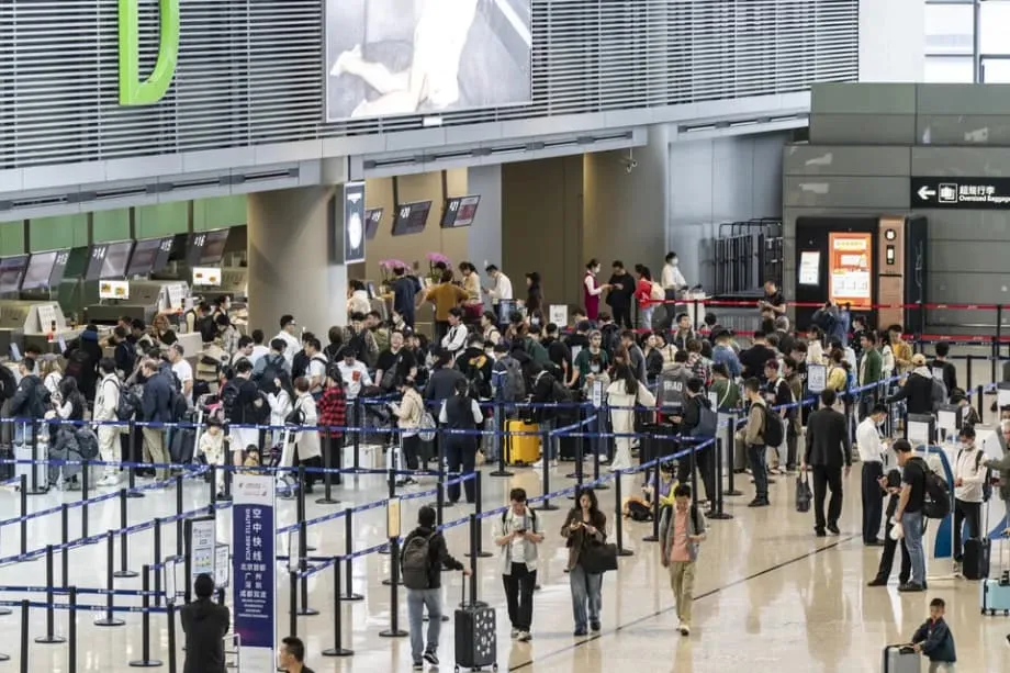 Las tarifas económicas mantienen bajo presión a las tres mayores aerolíneas de China pese al repunte de ganancias en verano