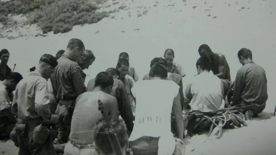 Isla Aka, 1945: soldados estadounidenses y japoneses comparten un picnic y acuerdan una tregua