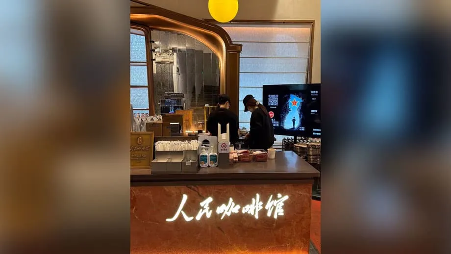 La estrategia de marca de People’s Cafe en China desata críticas y la empresa restablece el nombre Yao Chao