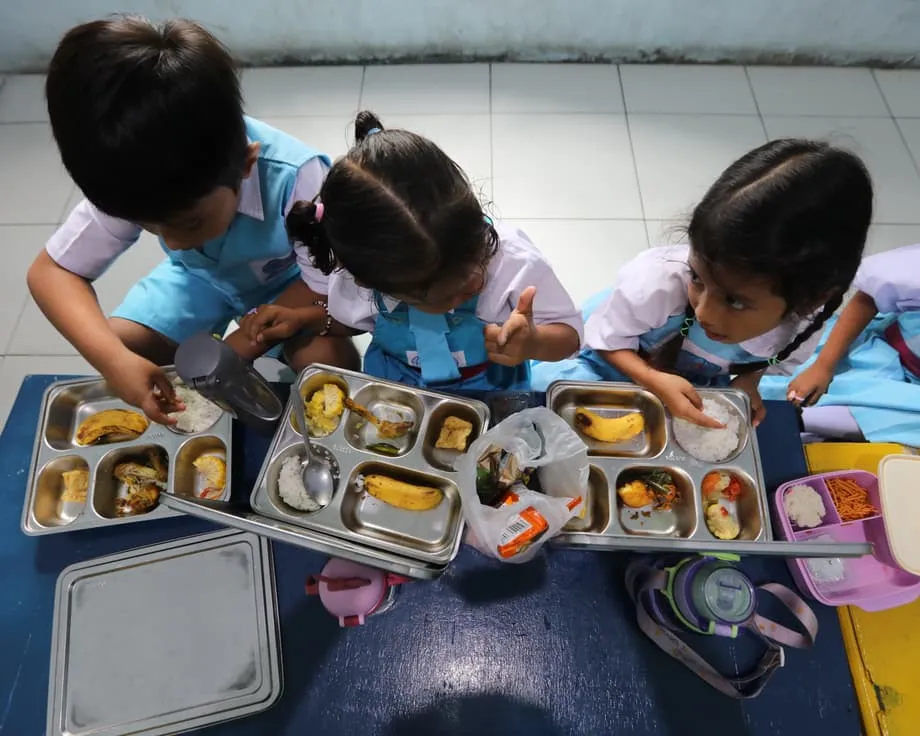 El programa de comidas escolares gratuitas de Indonesia, bajo presión por el aumento de casos de intoxicación alimentaria