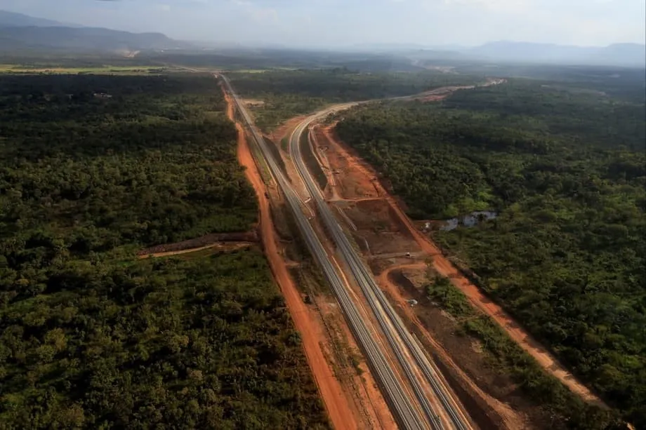 Guinea bloquea locomotoras chinas en un momento clave para la mina de Simandou
