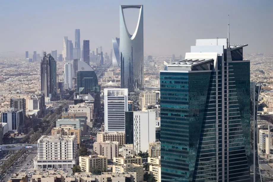 Los altos salarios atraen a profesionales de Hong Kong a Arabia Saudita, donde afrontan diferencias culturales