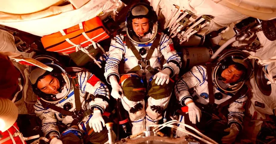 Una ventana agrietada en la Shenzhou 20 obliga a cambiar de nave y pone de relieve el riesgo de los desechos orbitales