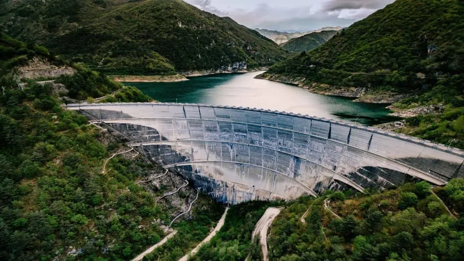 China pone en marcha una presa de bombeo de 182,3 metros para estabilizar una red con abundante energía renovable