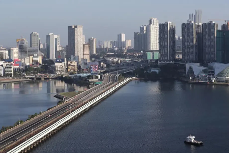 La fortaleza del ringgit pone a prueba el atractivo de los empleos en Singapur para los malasios