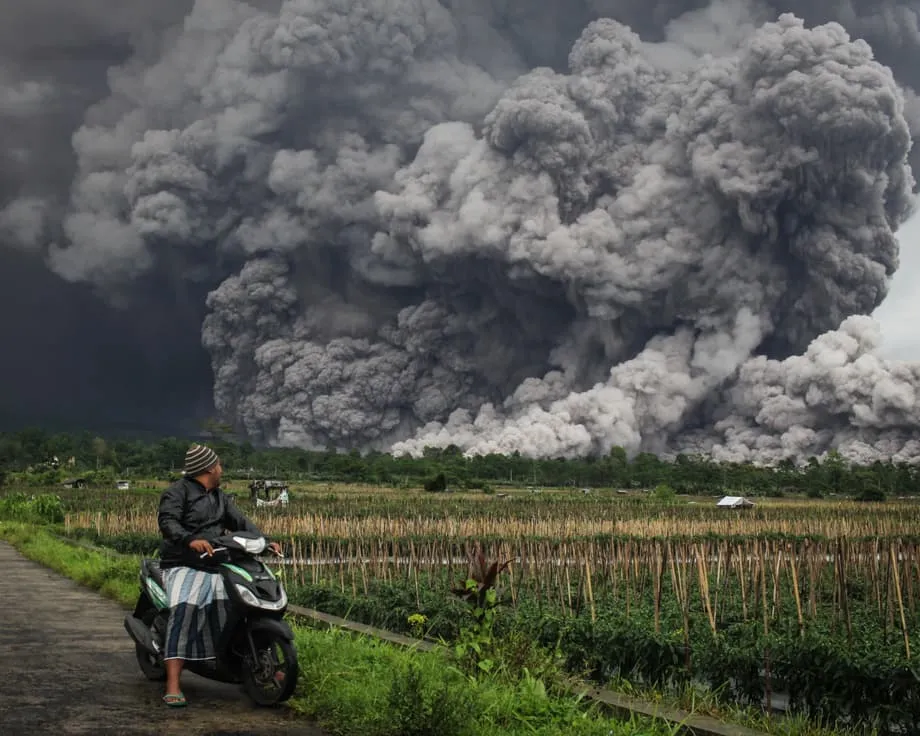 Entra en erupción el monte Semeru, en Java Oriental; se declara el nivel máximo de alerta y comienzan las evacuaciones