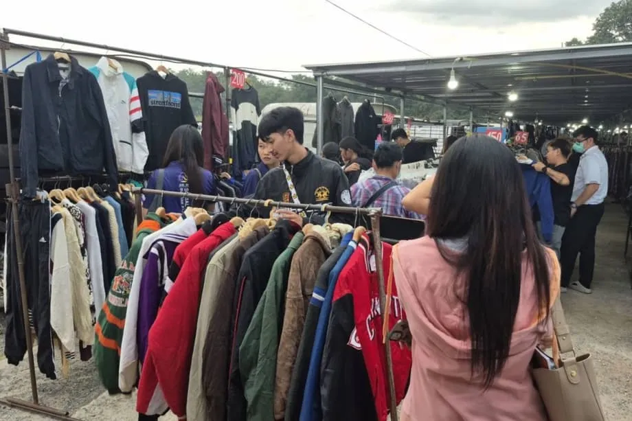 El frío lleva a los compradores de Buriram a buscar ropa de invierno de segunda mano