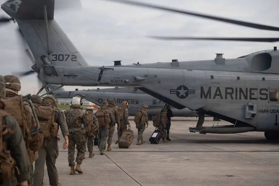 Los marines de EE. UU. prueban un centro logístico y de reabastecimiento de combustible en la isla de Yonaguni, a 70 millas de Taiwán