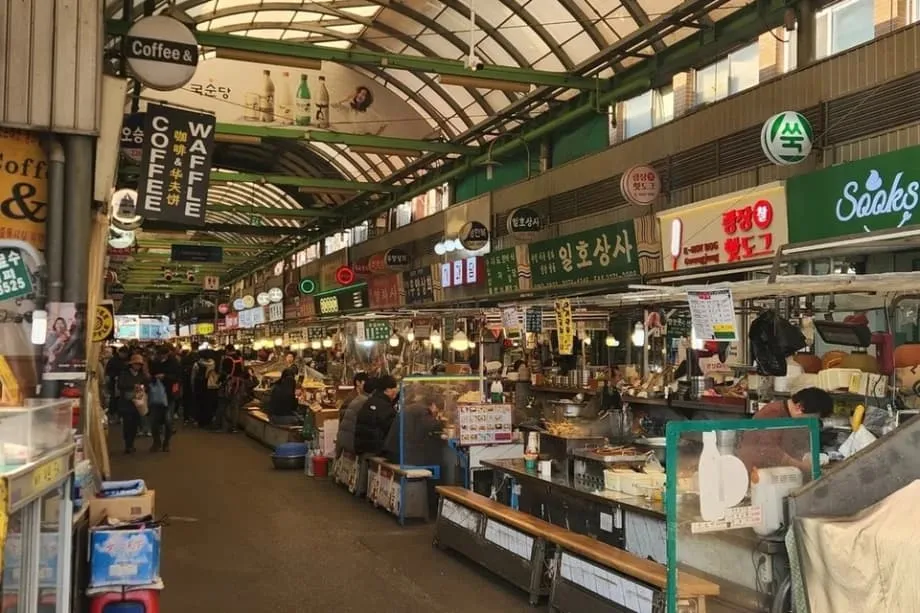 Escándalo por cobros excesivos en el mercado de Gwangjang provoca una demanda entre comerciantes y cambios normativos en Seúl