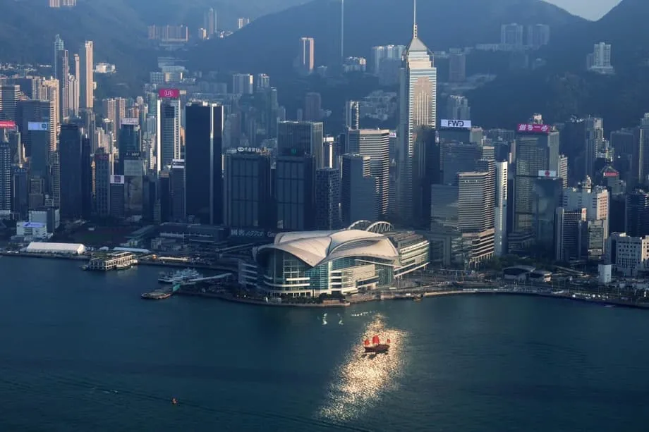 Los depósitos bancarios de Hong Kong superan los 19 billones de dólares hongkoneses y refuerzan su papel de refugio seguro