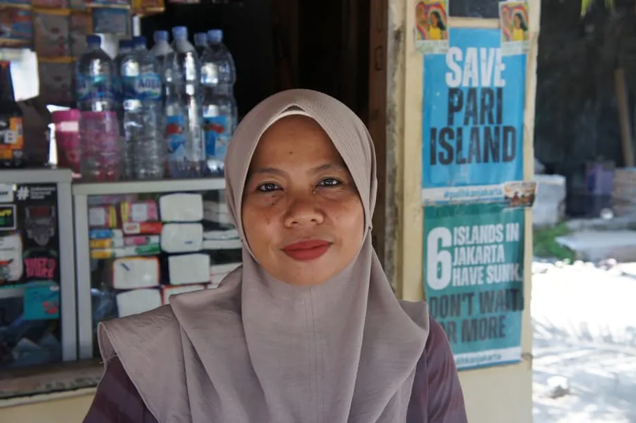 Costas que se hunden, un caso que avanza: habitantes de una isla indonesia llevan a Holcim ante los tribunales por daños climáticos