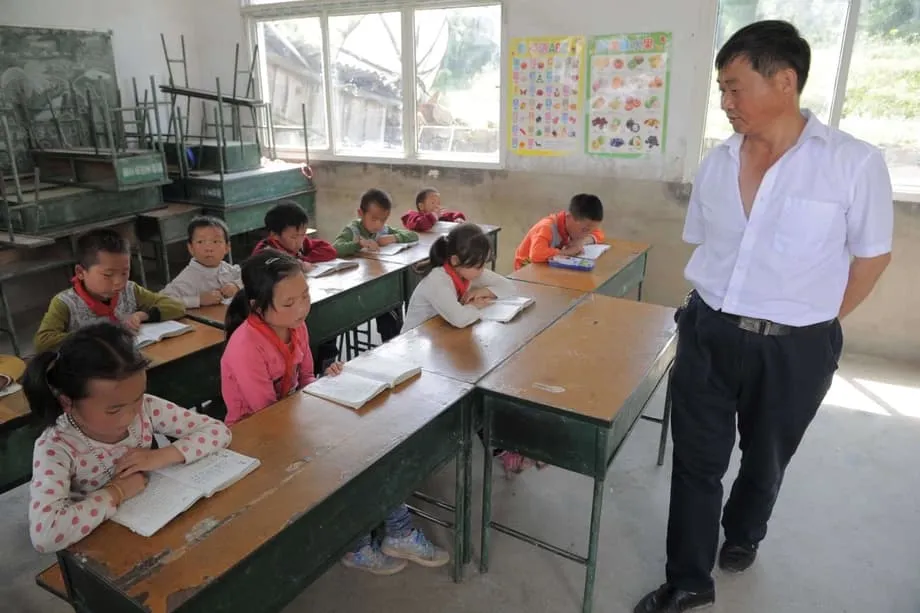 China moviliza a docentes jubilados para reducir la brecha educativa entre las ciudades y las zonas rurales