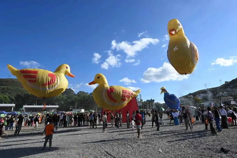 La tradición en el cielo continúa con el festival Tazaungdaing de Myanmar
