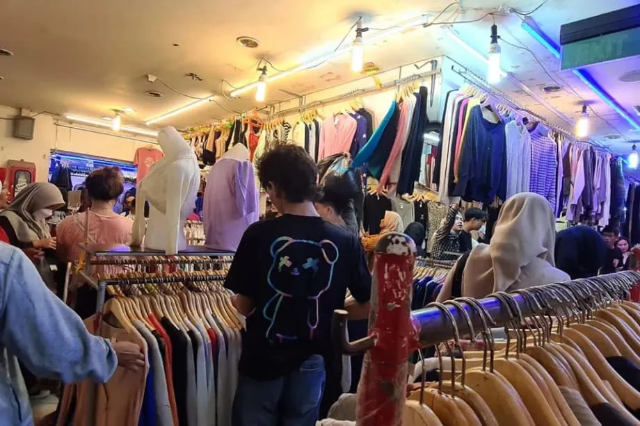 Vendedores de ropa de segunda mano resisten mientras Indonesia intensifica la prohibición de las importaciones