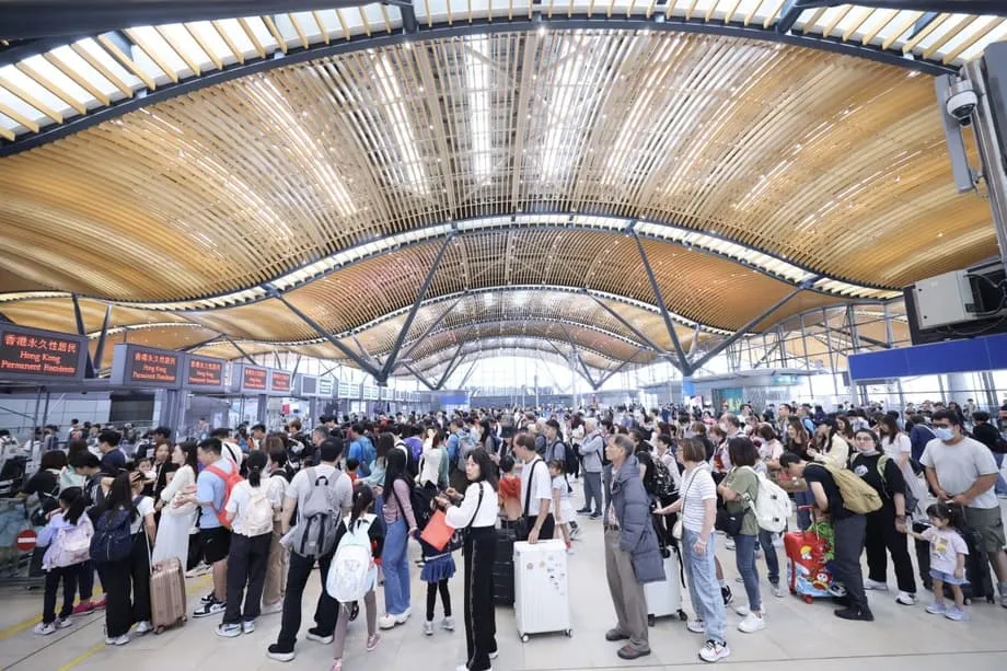 Se amplían los carriles rápidos con reconocimiento facial para los residentes de Hong Kong, mientras profesionales de China continental obtienen permisos de mayor duración