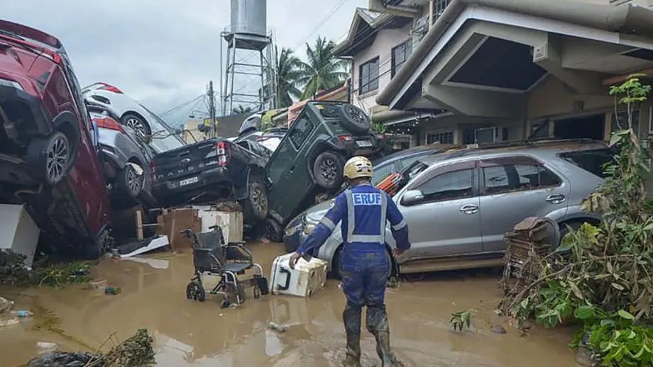 Cebú enfrenta inundaciones sin precedentes mientras el tifón Kalmaegi azota el centro de Filipinas