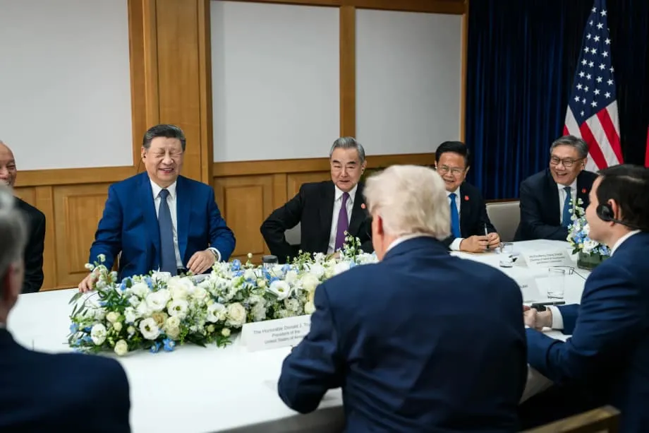 Fotos espontáneas de la APEC muestran a Xi Jinping sonriendo y revelan la brecha entre su imagen internacional y la nacional