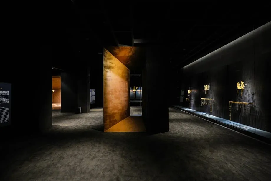 Las coronas de oro de Silla se reúnen en Gyeongju y el museo limita el acceso ante la alta demanda