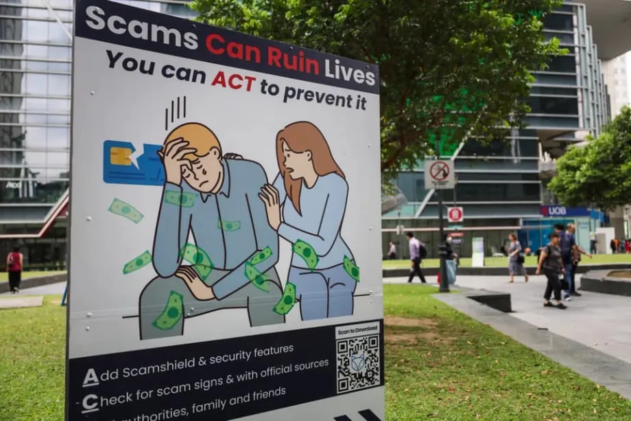 Singapur aprueba castigos con vara para estafadores y mulas de dinero tras pérdidas por fraude de miles de millones