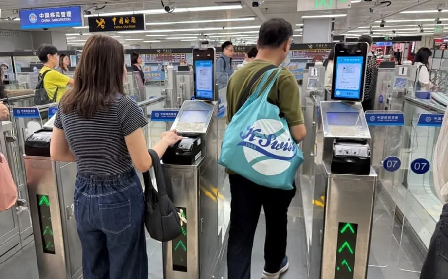 Los viajeros de Hong Kong adoptan los carriles de reconocimiento facial mientras China continental amplía el acceso