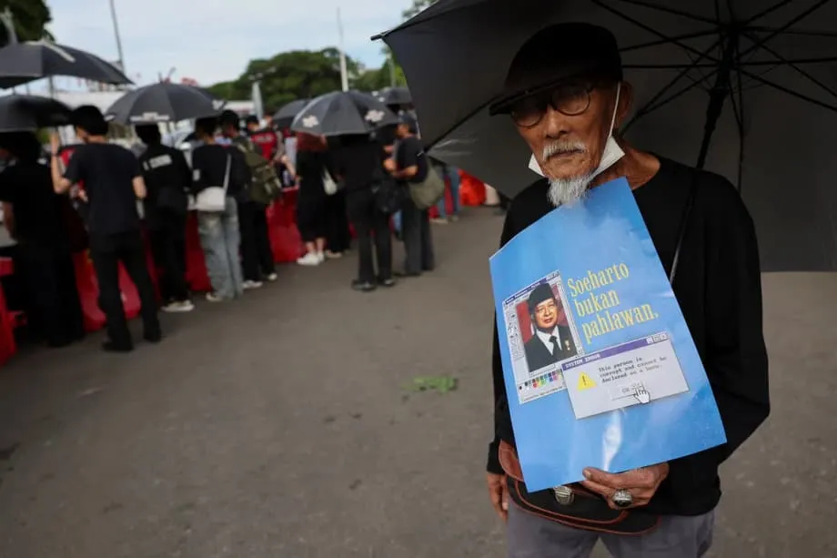 Aumentan las protestas en Yakarta contra el plan de honrar a Suharto como héroe nacional