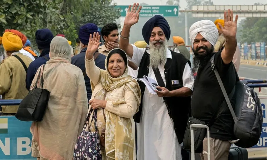 Peregrinos sijes de India cruzan a Pakistán para conmemorar a Guru Nanak mientras la frontera abre de forma limitada