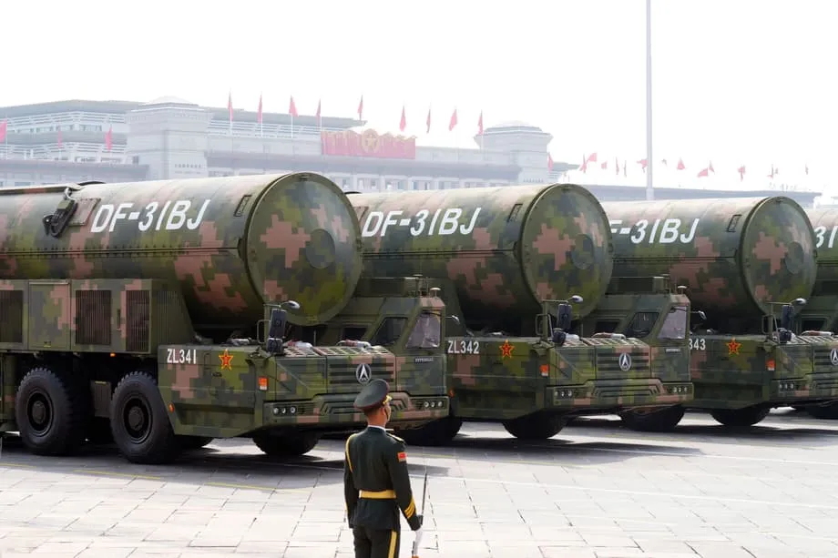 La purga anticorrupción golpea a los gigantes de defensa de China mientras SIPRI registra una caída de ingresos del 10 %