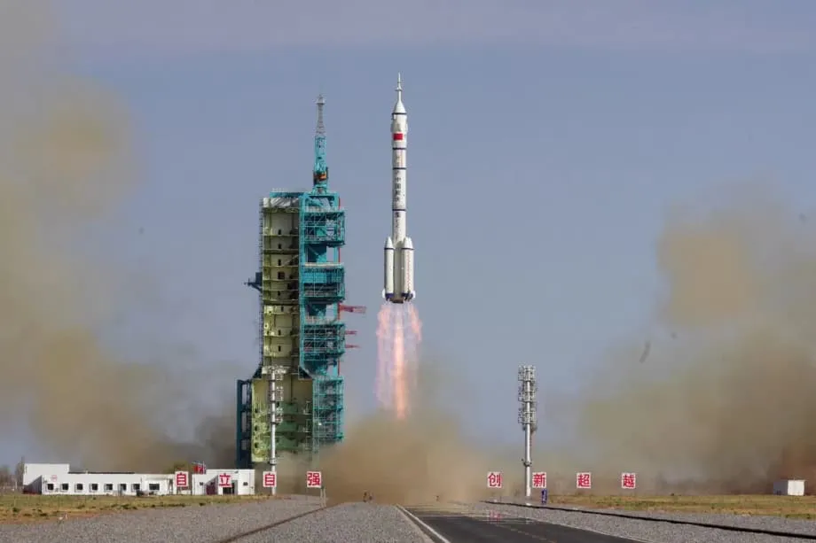 China traerá de vuelta la Shenzhou 20 dañada sin tripulación tras agrietarse una ventanilla