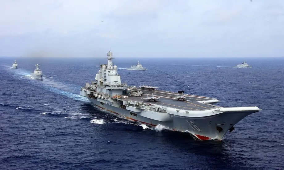 Los ejercicios del portaaviones Liaoning cerca de Okinawa provocan una disputa por el bloqueo de radar y llamamientos a la calma