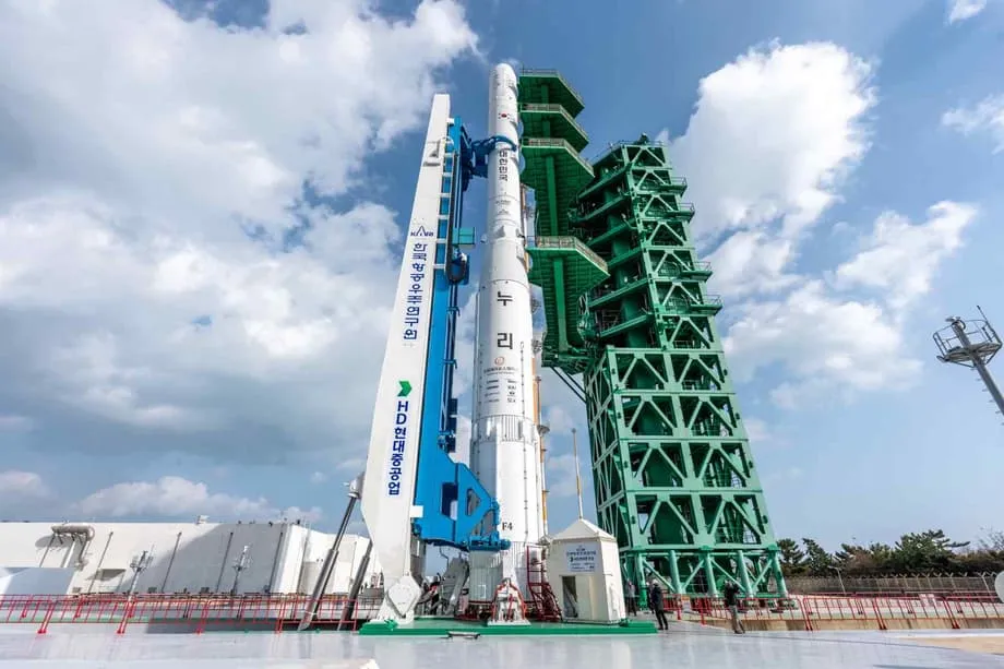 Corea del Sur realiza el primer lanzamiento del cohete Nuri liderado por una empresa privada y pone 13 satélites en órbita