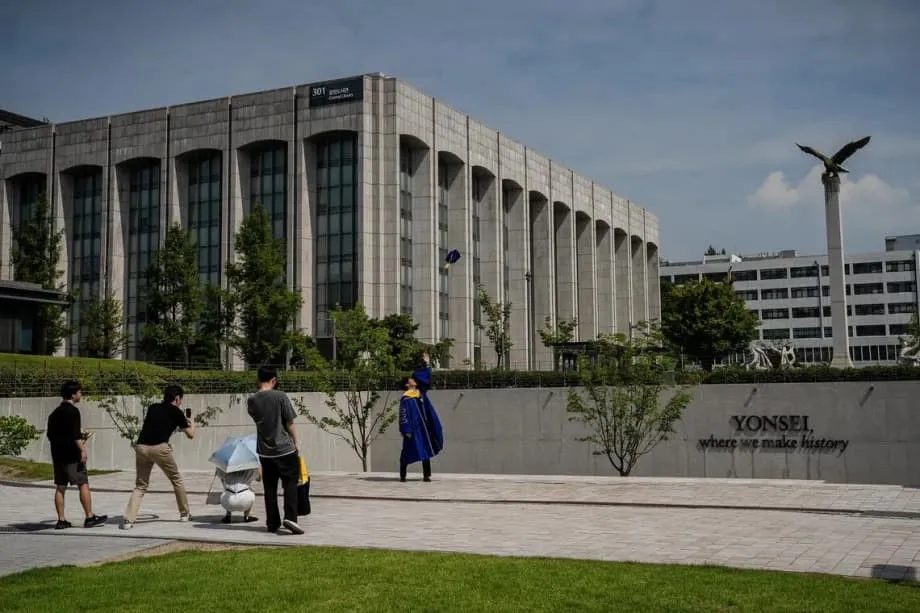 Estudiantes surcoreanos aplazan su graduación y buscan oportunidades más allá de Seúl ante la escasez de empleo