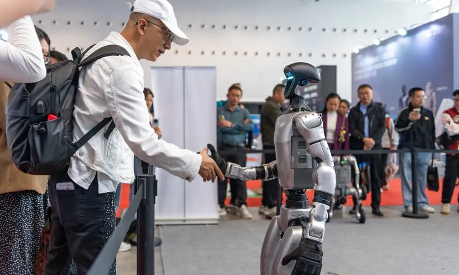 Los robots humanoides de China causan sensación mundial con acrobacias en conciertos y habilidades de combate