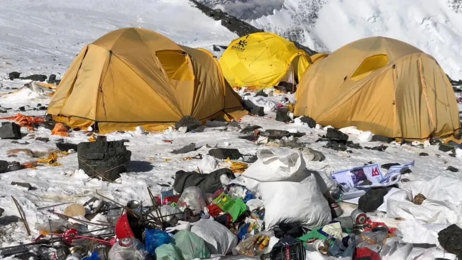 Nepal abandona el sistema de depósito por residuos en el Everest tras el fracaso de la medida