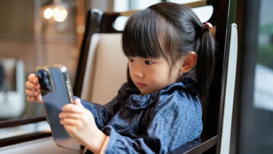 China propone estrictas normas sobre IA para proteger a los menores de contenidos dañinos de los chatbots