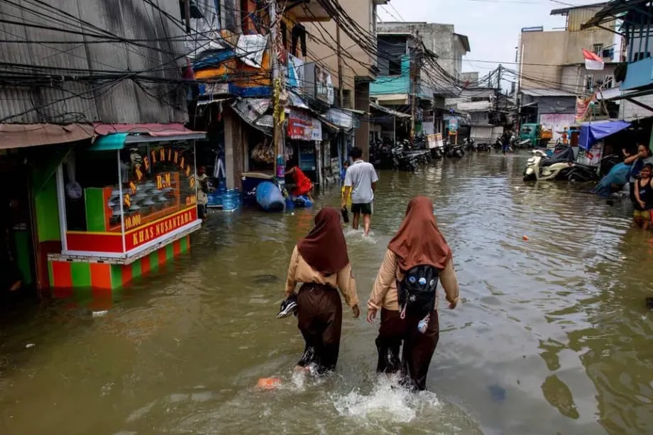 Yakarta se hunde cada vez más y el hundimiento del terreno agrava el riesgo de inundaciones