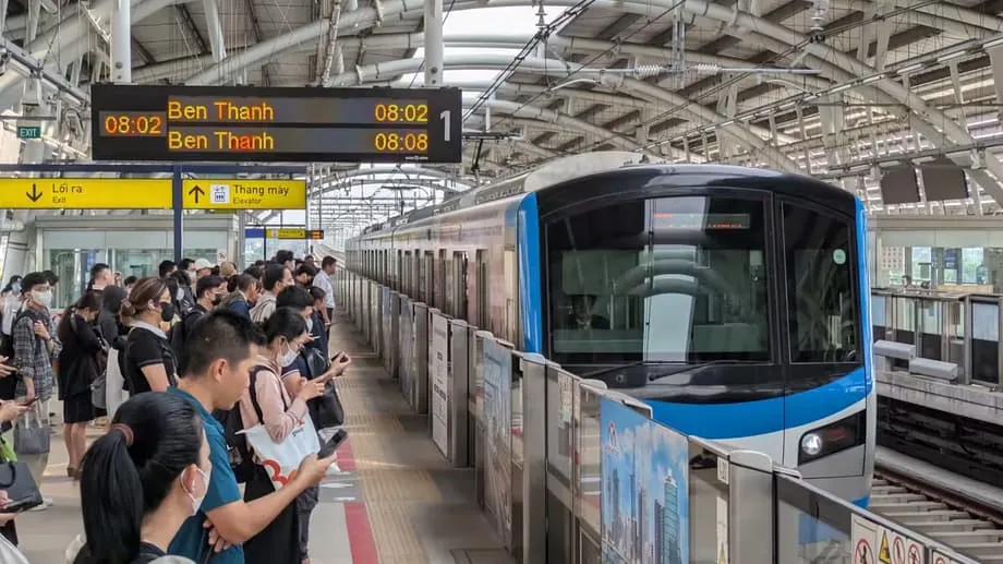 La primera línea de metro de Vietnam transforma la vida urbana mientras se aceleran los planes de expansión