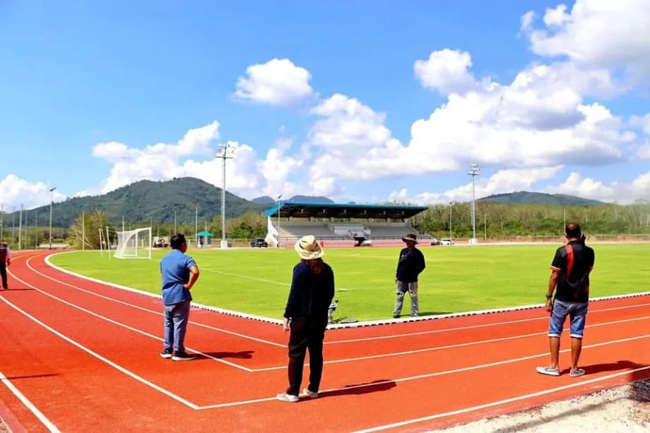 La pista de atletismo con ángulos rectos de un estadio tailandés genera preocupación por la seguridad y da lugar a una investigación