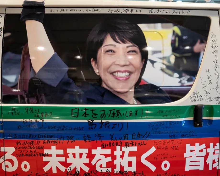 La «Sanamanía» impulsa a la primera mujer primera ministra de Japón hacia una victoria arrolladora en las elecciones