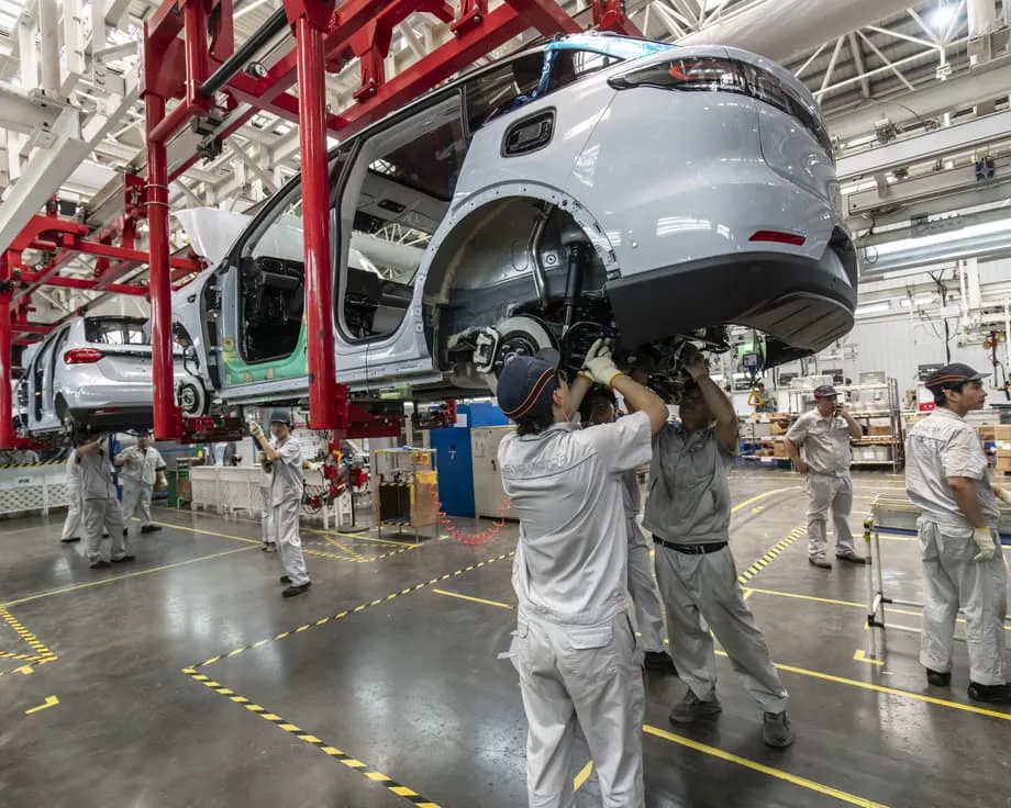 El sector de energía limpia de China impulsa más del 90 % del crecimiento de la inversión, mientras su economía verde supera a las de los países del G7