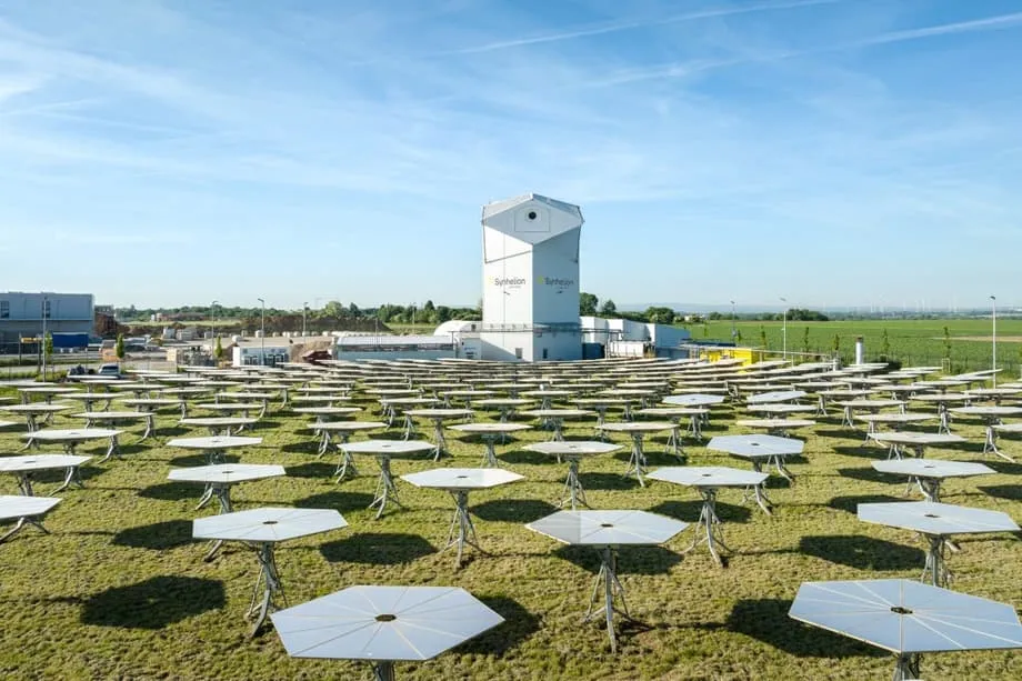 Científicos aprovechan la fotosíntesis artificial para convertir dióxido de carbono en combustible con luz solar