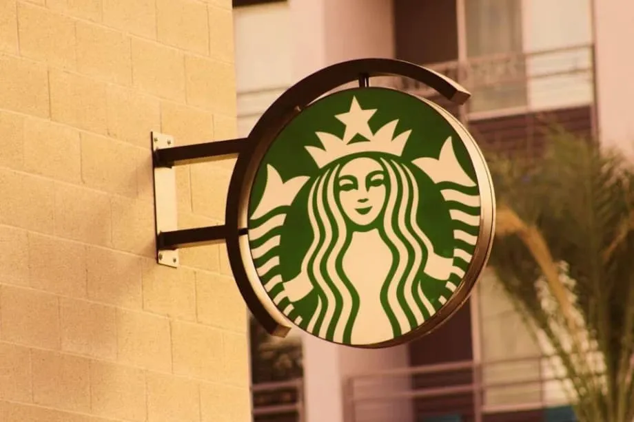 El equipaje desatendido de asistentes de vuelo desata un debate sobre la etiqueta en los cafés y la responsabilidad corporativa en Seúl